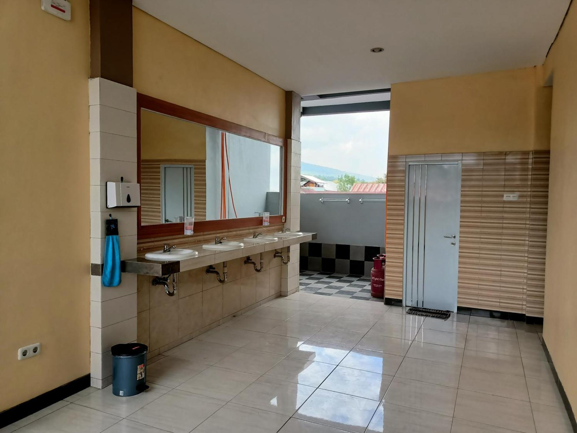 Chacha Homestay & Dormitory Ruteng Eksteriør bilde